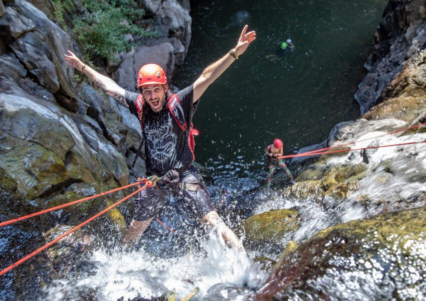 סנפלינג מפלים בנקיק השחור סנפלינג בצפון