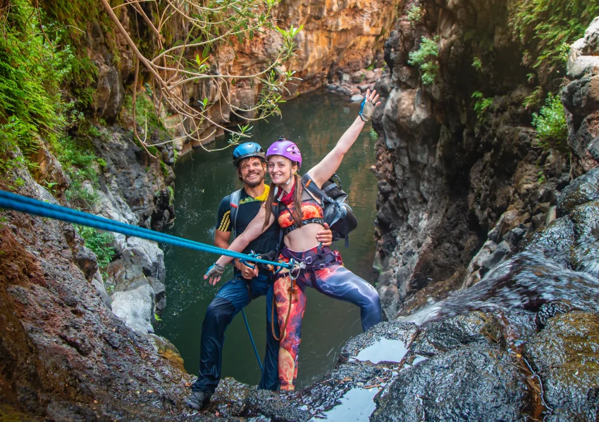 סנפלינג מפלים בנקיק השחור סנפלינג בצפון סנפלינג בגולן