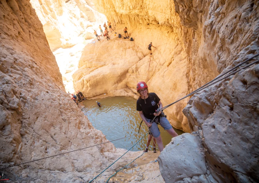 סנפלינג בנחל רחף סנפלינג מים במדבר טיול סנפלינג רטוב