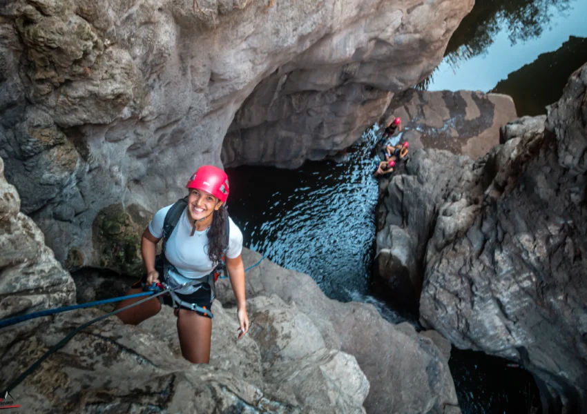 סנפלינג מפלים בנקיק השחור סנפלינג בצפון סנפלינג בגולן טיולי אתגר