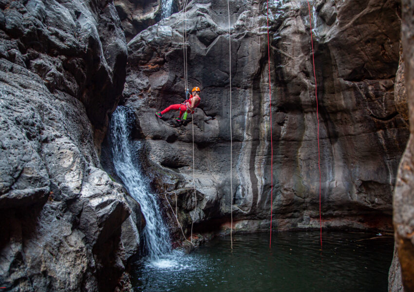 סנפלינג מפלים בנקיק השחור סנפלינג בצפון טיולי אתגר